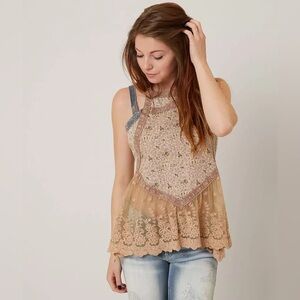 Buckle gimmicks floral tank